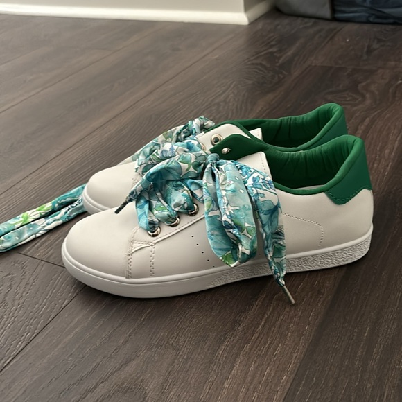 Shein white sneakers with printed laces - Picture 3 of 8
